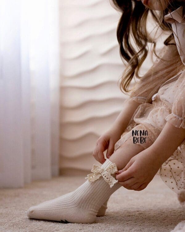 Vaikiškos vidutinio ilgio kojinės su azūriniu kaspinėliu