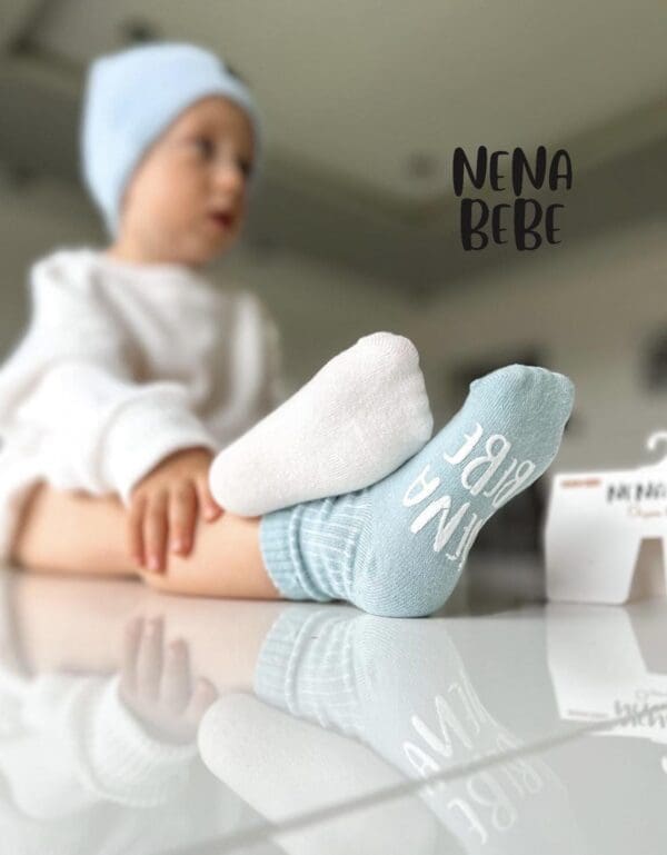 Vaikiškos skirtingų spalvų kojinės su printu ant paduko