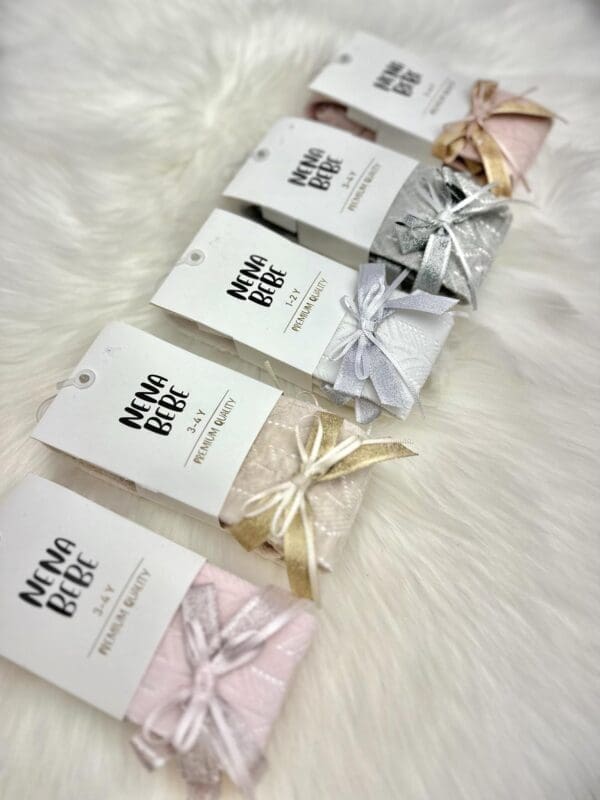 Vaikiškos pėdkelnės su blizgančiu kaspinu