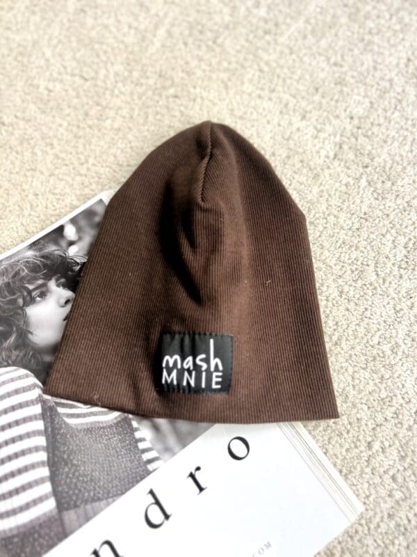 Vaikiška rudos spalvos kepurė