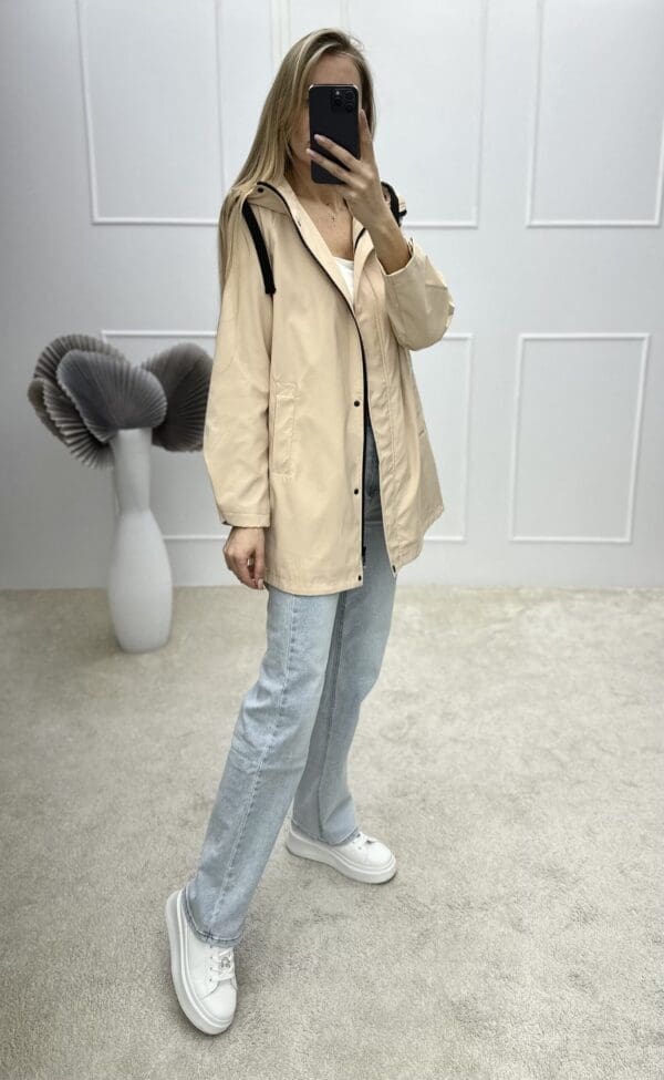 Striukė kreminės spalvos su gobtuvu