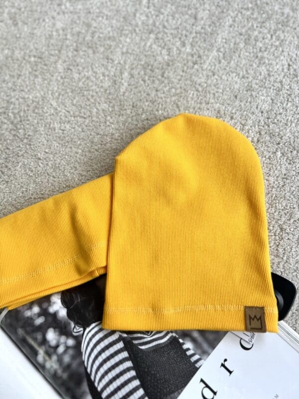 Kepurės ir movos komplektas - geltonos spalvos