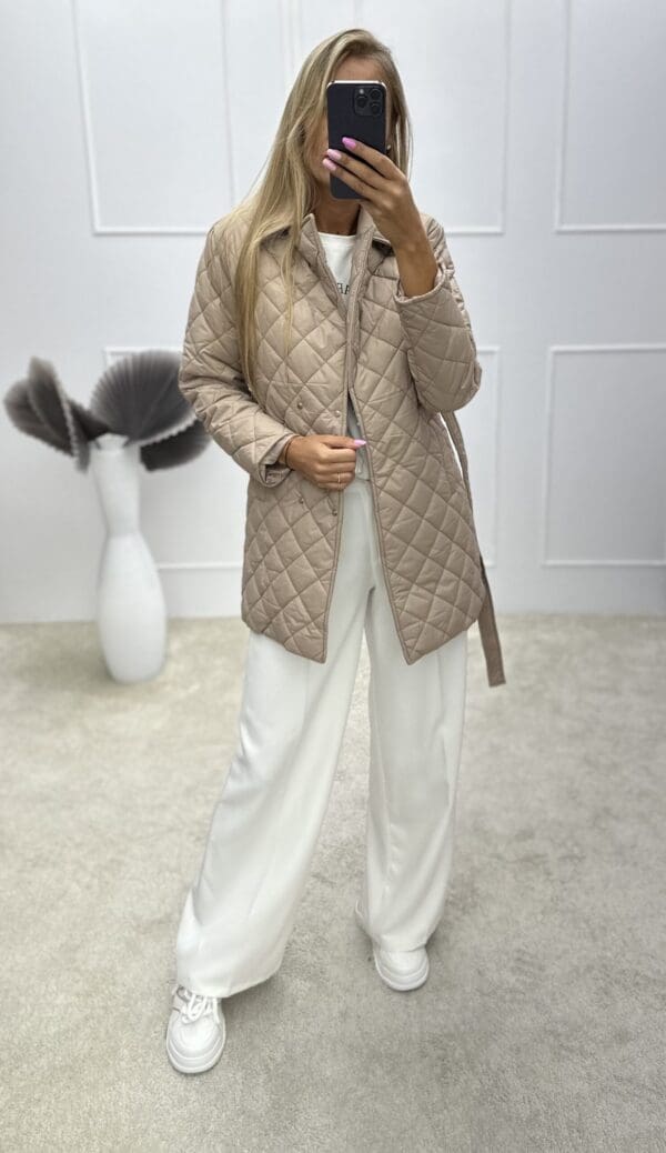 Dygsniuota vienspalvė striukė su dirželiu