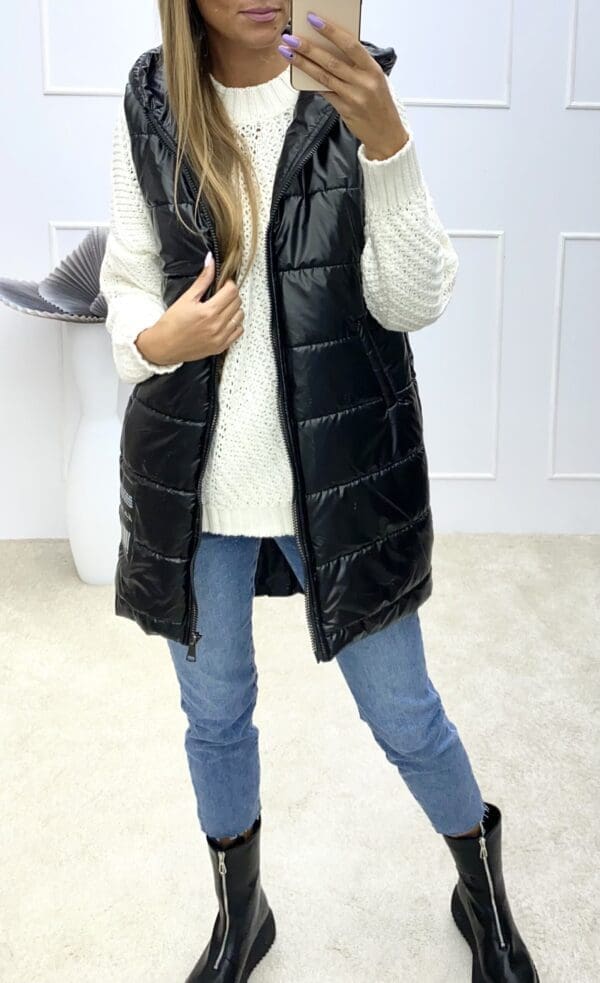 Universalaus modelio juodos spalvos liemenė