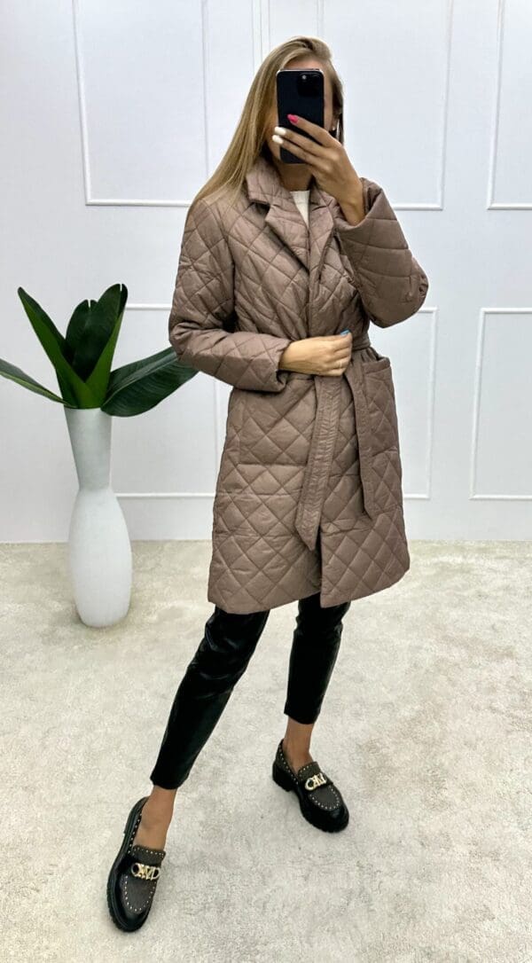 Dygsniuota striukė be gobtuvo