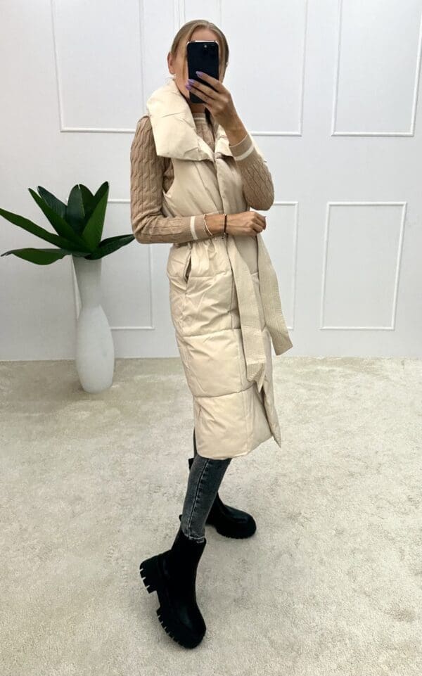 Midi ilgio dygsniuota liemenė be gobtuvo