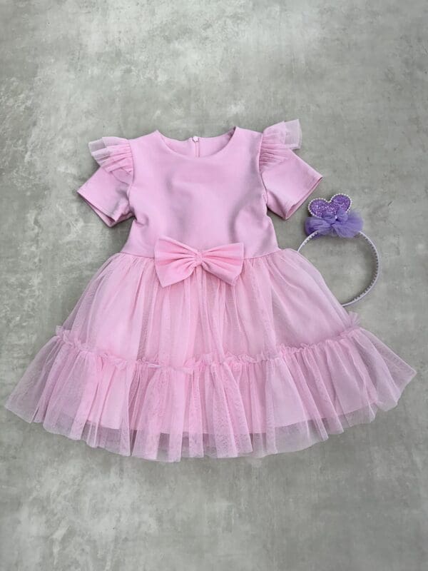 Rožinės spalvos suknelė su kaspinu