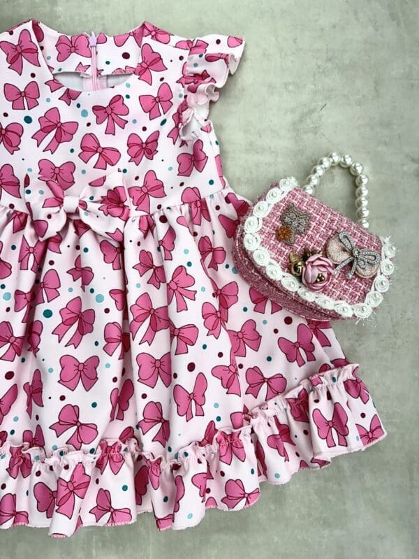 Rožinės spalvos suknelė su kaspinėliais