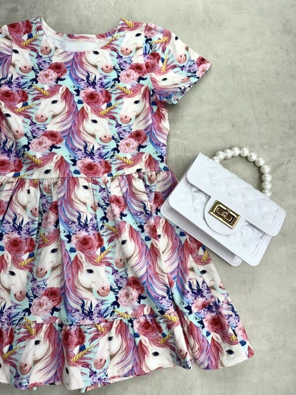 Rožinės spalvos suknelė su vienaragiais