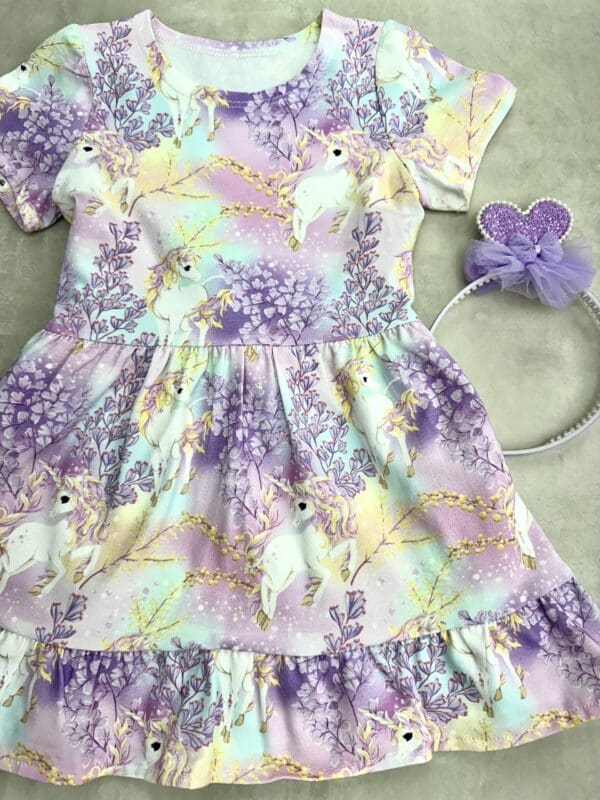 Violetinės spalvos suknelė su vienaragiais