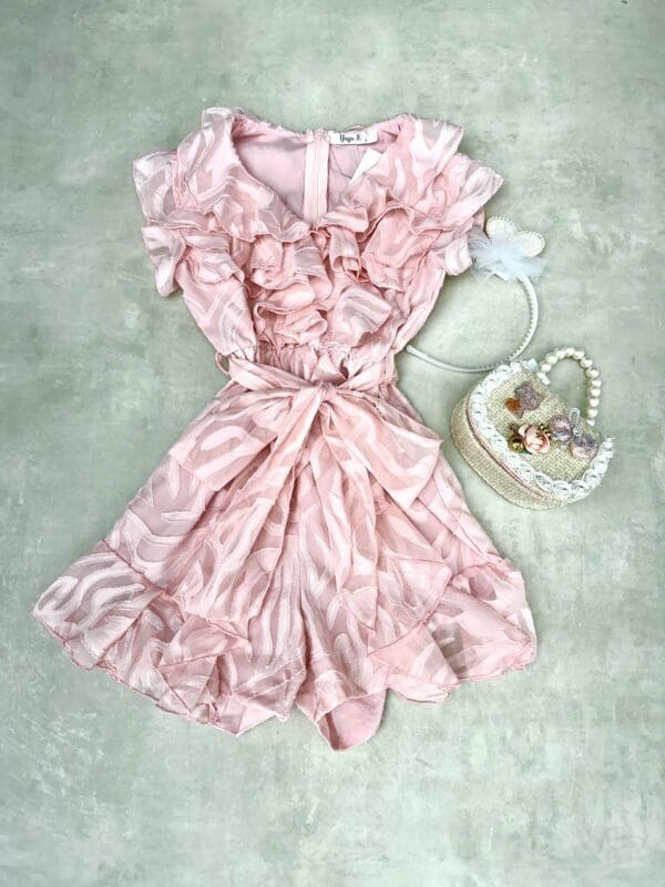 Rožinės spalvos puošni suknelė