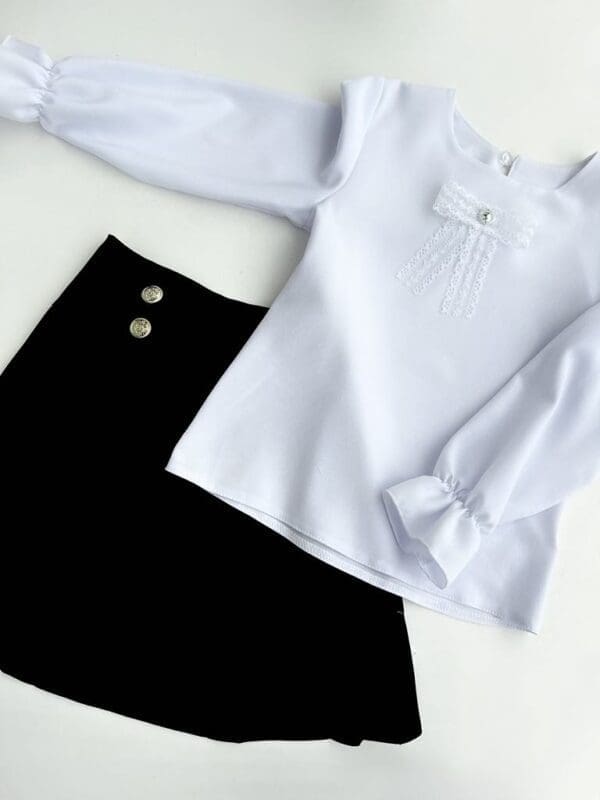 Marškinėliai ilgomis rankovėmis su kaspinu