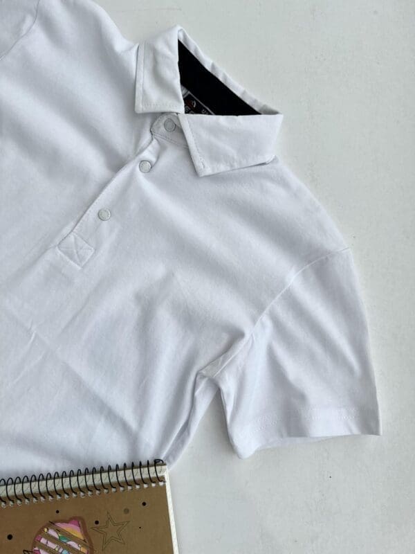 Marškinėliai trumpomis rankovėmis su sagutėmis