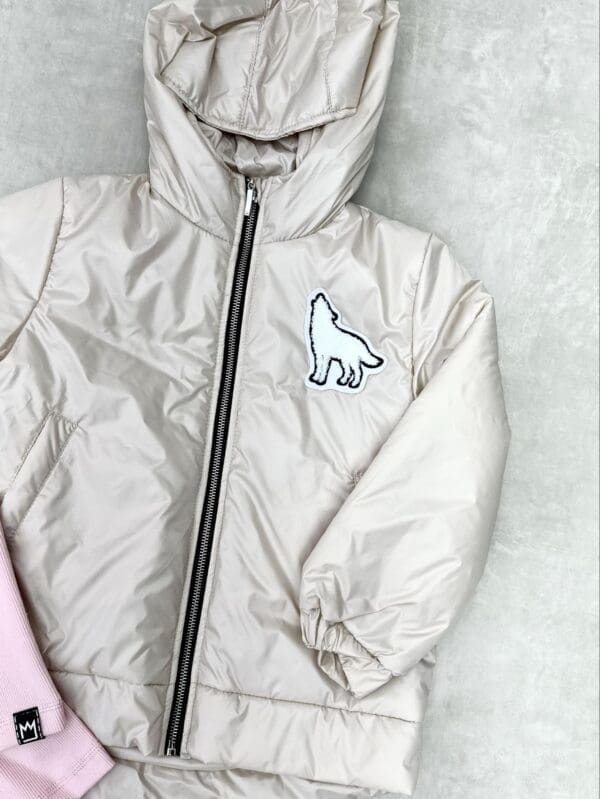 Striukė su gobtuvu kreminės spalvos