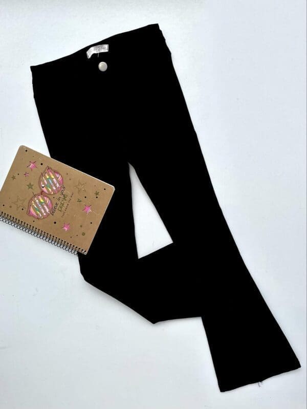 Džinsai su skeltukais juodos spalvos