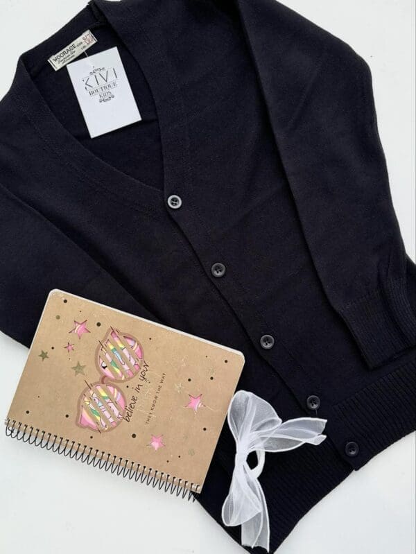 Megztinis su sagutėmis juodos spalvos