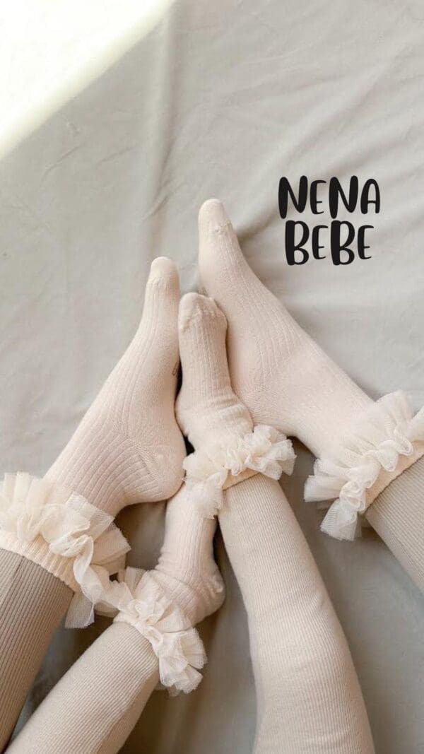 Vaikiškos kojinės su tiulio raukinukais viršuje - rožinės spalvos