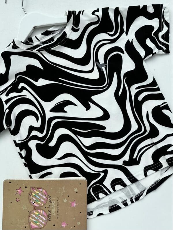 Marškinėliai trumpomis rankovėmis juodos spalvos