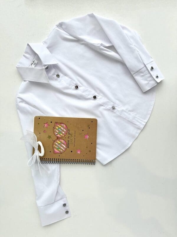 Marškinėliai ilgomis rankovėmis su sagutėmis