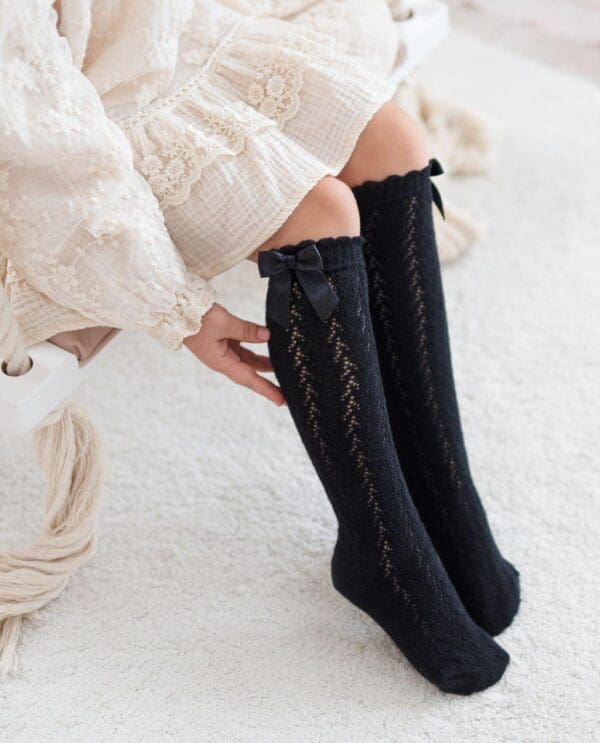 Ilgos kojinės juodos spalvos su kaspinėliu