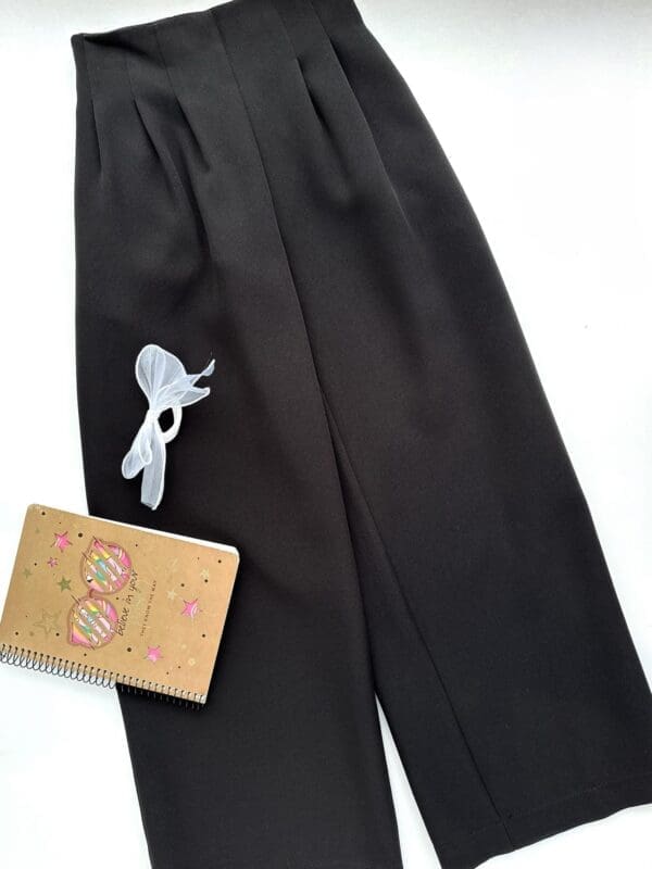 Platėjančios kelnės