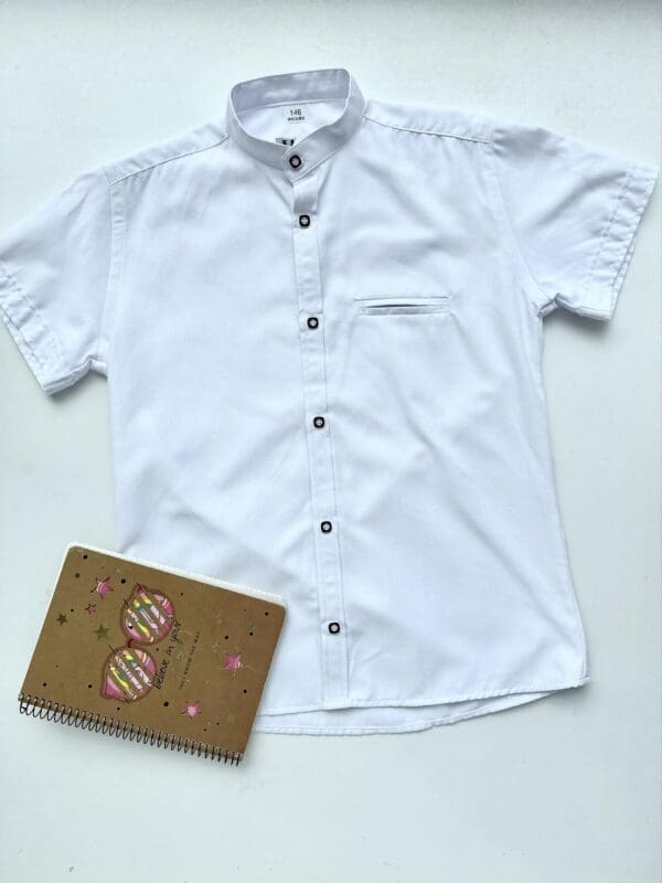 Marškinėliai trumpomis rankovėmis su sagutėmis