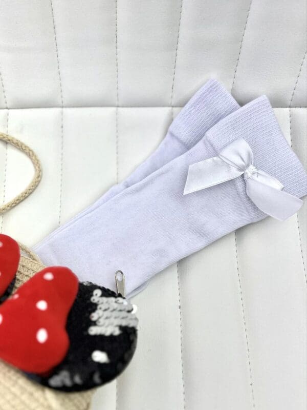 Ilgos kojinės su kaspinu baltos spalvos