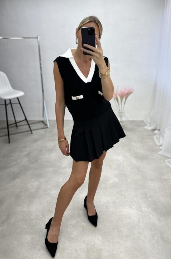 Liemenė juodos spalvos su kalnieriumi