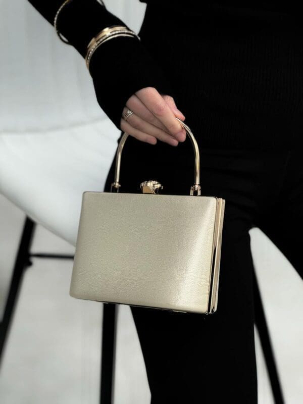 Delninė su auksine gėle