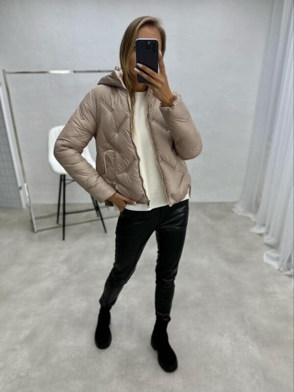 Trumpa striukė su gobtuvu