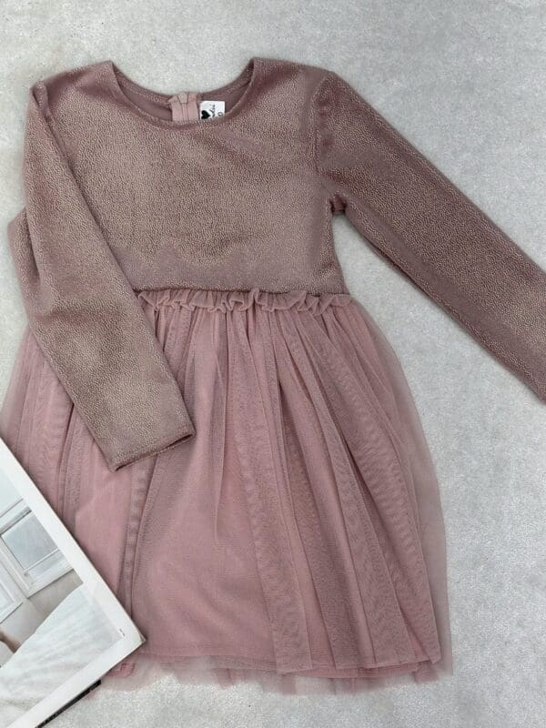 Šventinė blizganti suknelė su tuliu