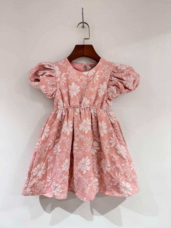 Suknelė dekoruota gėlytėmis