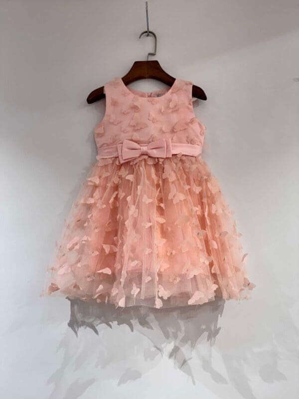 Suknelė dekoruota mažais drugeliais