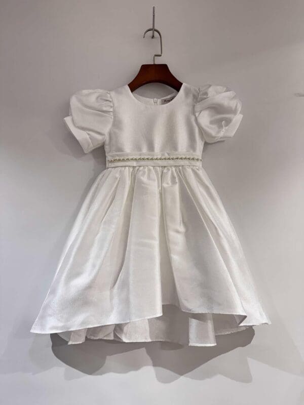 Suknelė pūstomis rankovėmis