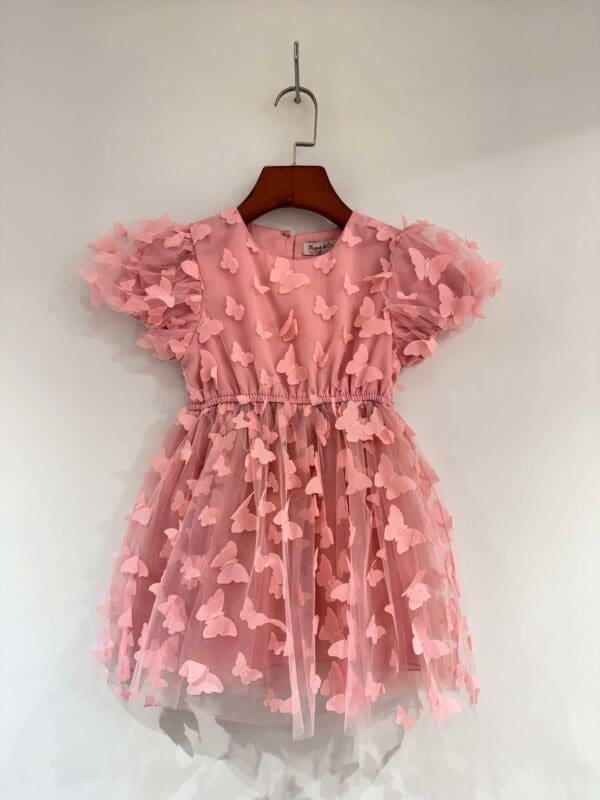 Suknelė dekoruota mažais drugeliais