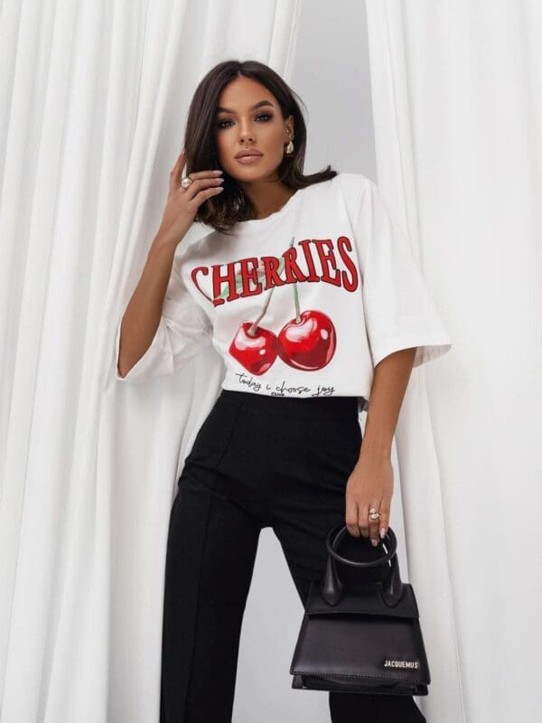 Marškinėliai iliustruoti vyšniomis