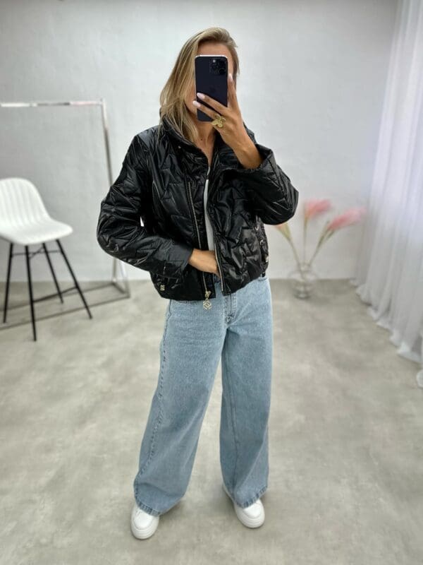 Dygsniuota striukė be gobtuvo