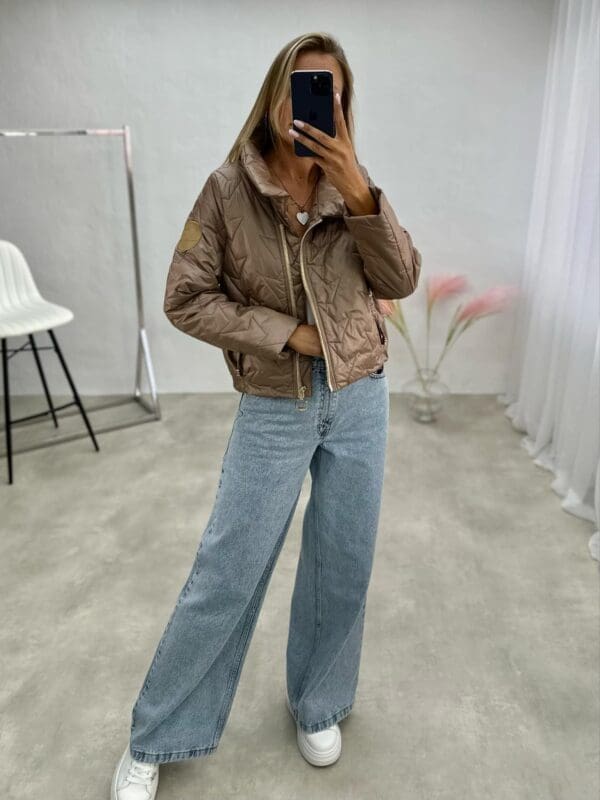 Dygsniuota striukė be gobtuvo