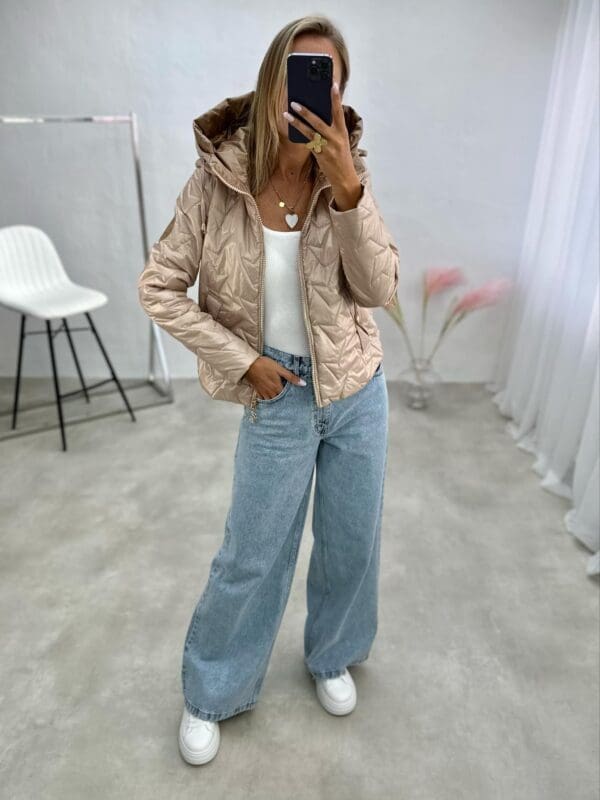 Dygsniuota striukė su gobtuvu