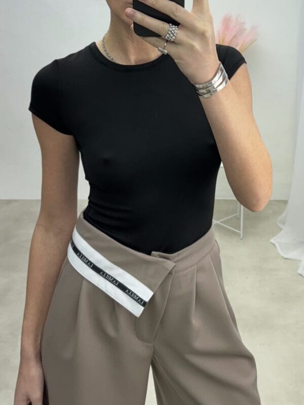 Tamprūs marškinėliai trumpomis rankovėmis