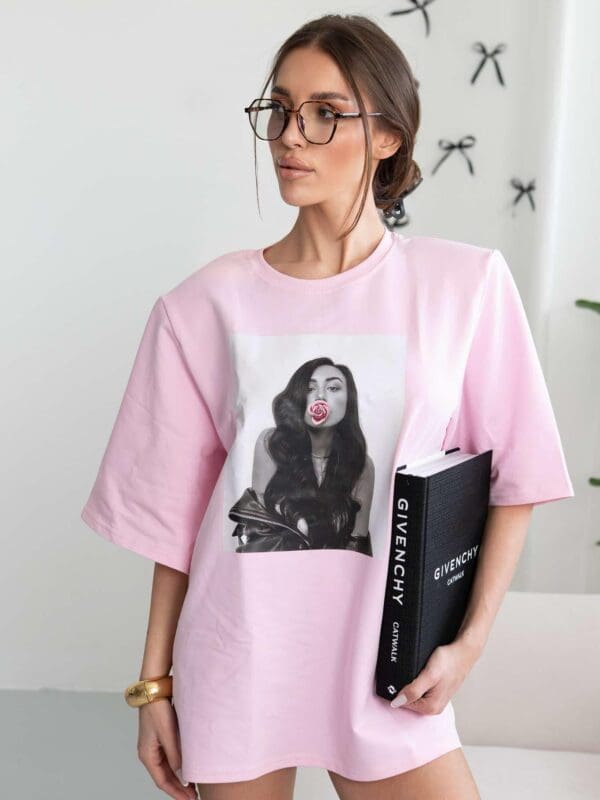 Marškinėliai iliustruoti merginos printu