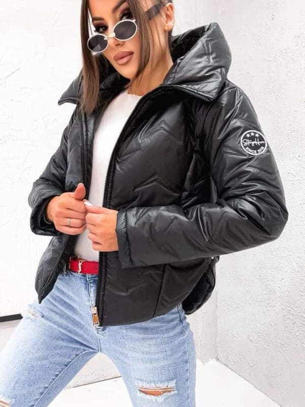 Dygsniuota trumpa striukė su gobtuvu