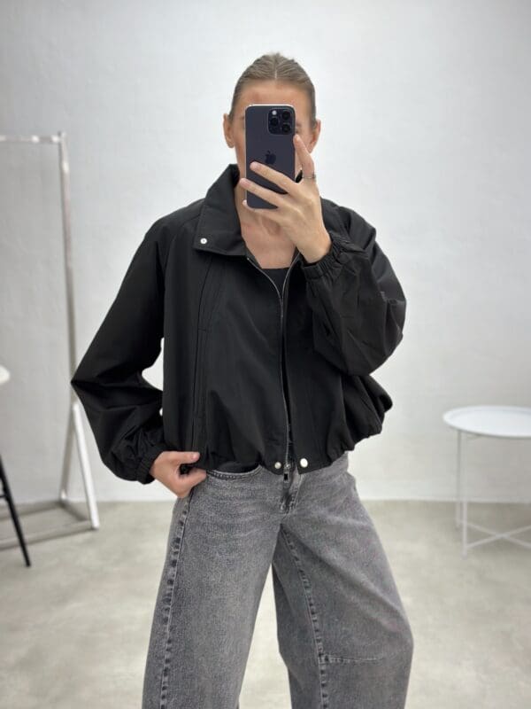 Bomberio stiliaus striukė