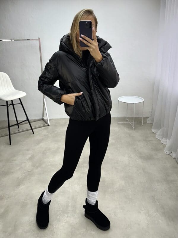 Trumpa striukė su gobtuvu